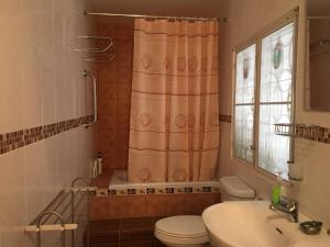 北碧Casa Bonita Kanchanaburi的带淋浴、卫生间和盥洗盆的浴室