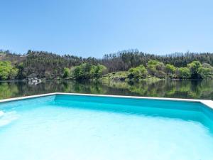 TreixedoTraditional Mansion in Treixedo with Swimming Pool的湖前的大池水