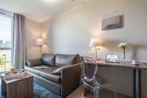 瓦讷瓦纳舒适城市公寓酒店的带沙发和书桌的客厅