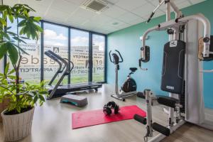 瓦讷瓦纳舒适城市公寓酒店的健身房设有跑步机、椭圆机和健身自行车