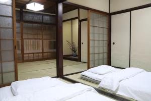 近江八幡市Guesthouse Omihachiman的一间镜子前设有两张床的房间