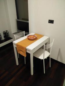 莫尔特拉肖Larian Chalet的一张白色的桌子和椅子,上面放着碗