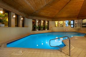 查塔姆Bridgewood Manor Hotel & Spa的一个带木制天花板的大型游泳池