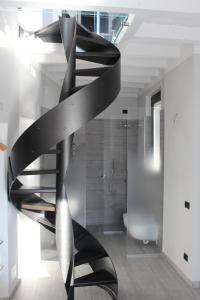 莫尔特拉肖Larian Chalet的一间带淋浴的浴室内的黑色螺旋楼梯