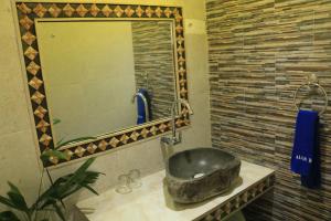艾湄湾阿卢尔海滩民宿的一间带大镜子的盥洗盆的浴室