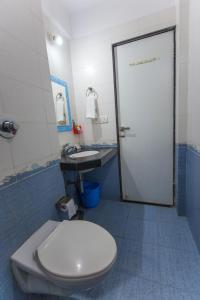孟买Aristo Hospitality Services Apartment, 1402,14th Floor的浴室配有白色卫生间和盥洗盆。