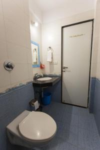 孟买Aristo Hospitality Services Apartment, 1402,14th Floor的一间带卫生间和水槽的浴室