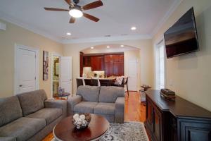 萨凡纳Beautiful 3Bed Townhome in Historic Downtown Savannah的带沙发和吊扇的客厅