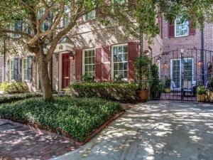 Beautiful 3Bed Townhome in Historic Downtown Savannah外面的花园