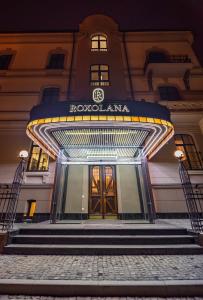 伊万诺-弗兰科夫斯克Grand Hotel Roxolana的建筑物的前门