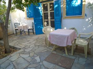 TavariSea Front two bedroom House in Lesvos的房屋前设有带桌椅的天井。