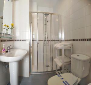 桑卢卡尔-德巴拉梅达Apartamento Reina的带淋浴、卫生间和盥洗盆的浴室