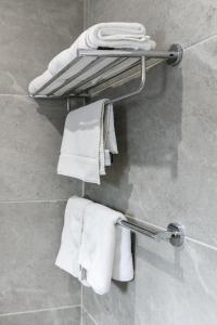JwanengCresta Jwaneng的浴室内毛巾架和白色毛巾
