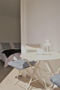 埃尔米瓜Apartamento Maruca的一张桌子和两把椅子,位于一个配有床的房间