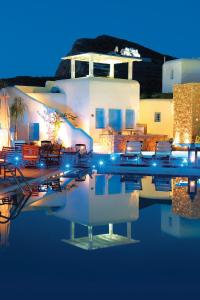 乔拉弗雷恩多斯乔拉度假酒店及水疗中心的游泳池,晚上有椅子和建筑