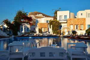 乔拉弗雷恩多斯乔拉度假酒店及水疗中心的享有带椅子的游泳池和建筑的景致
