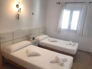 拉萨维纳Casa S Estany的带窗户的客房内设有两张单人床。