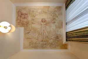 罗马阿马尔菲酒店的墙上的画,有灯的房间