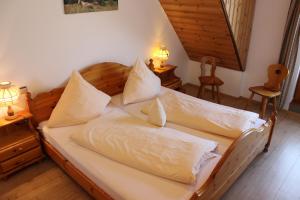 奥贝里德兰德盖斯索夫扎母秀森酒店的一间卧室配有带白色床单和枕头的床。