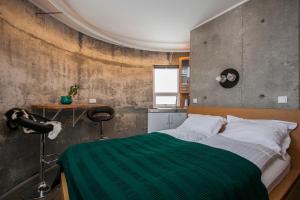 弗吕济Klettar Tower Iceland的一间卧室配有一张带绿毯的床