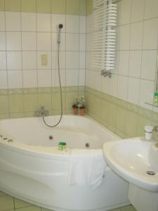 比亚韦斯托克泰坦尼克酒店的带浴缸和盥洗盆的浴室