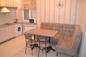 基希讷乌艾德罗萨酒店公寓的一间带桌子和沙发的小厨房