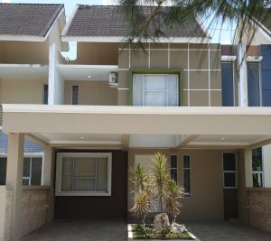巴淡岛中心Danka@Taman Golf Residence的前面有车道的大房子