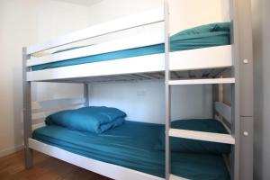 圣马洛3 Pièces à 50 mètres du bord de mer的双层床间 - 带2张双层床和蓝色枕头