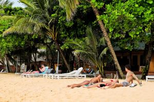 富国海之星度假酒店的一群人躺在沙滩上