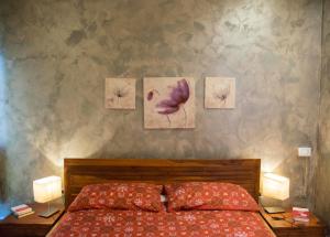 罗马Bibbi's Garden的卧室配有一张床,墙上有三幅照片