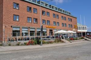 吕瑟希尔吕瑟希尔酒店的前面有一间餐厅的砖砌建筑