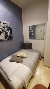 威尼斯卡布莱赫拉公寓的一间卧室配有一张壁画床