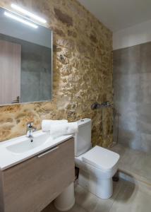 马鲁拉斯Veranda Apartment的一间带水槽、卫生间和镜子的浴室