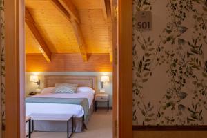 哈卡皇家水疗酒店客房内的一张或多张床位