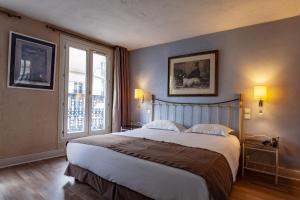 巴黎亚特兰蒂斯酒店的一间卧室设有一张大床和一个大窗户