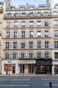 巴黎亚特兰蒂斯酒店的街道边的大建筑