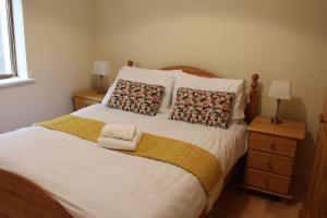 恩尼斯克朗The Beach House的一间卧室配有一张大床和两个枕头