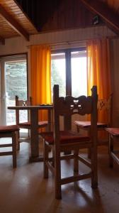 波特雷里约斯Anthar Andes的窗户客房内的桌椅