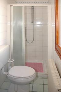 利尼亚诺萨比亚多罗Villa delle Terme的白色的浴室设有卫生间和淋浴。