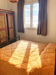 托雷瓦多Villa Mariapaola的卧室内的一张大床,设有窗户