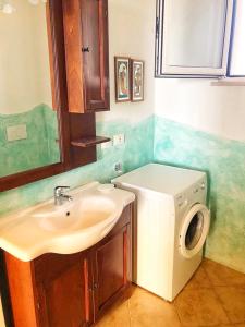 托雷瓦多Villa Mariapaola的一间带水槽和洗衣机的浴室