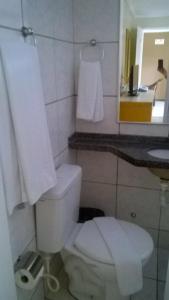 福塔莱萨拉约德索尔普拉亚酒店的一间带卫生间、水槽和镜子的浴室