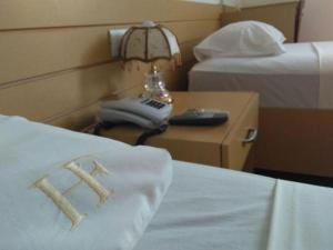 圣保罗全家酒店的酒店客房配有电话和床。