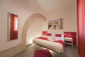 特拉尼La Cattedrale dai Tetti的一间卧室设有一张大床和拱门