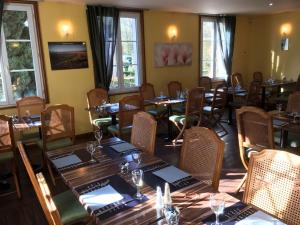 拉查塞索马恩克洛斯穆提尼酒店的用餐室设有桌椅和窗户。