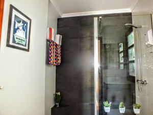 丰沙尔La Chambre de Ker Briac的浴室里设有玻璃门淋浴