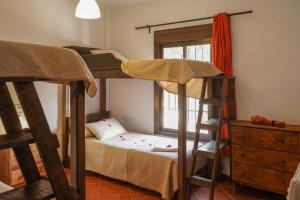 埃尔乔罗卡米尼托德雷乡村民宿的客房设有两张双层床和一扇窗户。