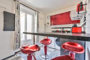 Deuil-la-BarreLe Cerisier - Paris Gare du Nord en 15 min -的柜台前带红色凳子的厨房