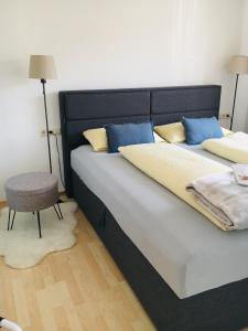 施韦比施哈尔Appartement 29/1的一间卧室配有一张带蓝色枕头的大床