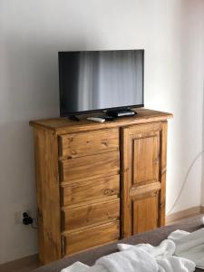 卢汉Family place的木制梳妆台上方的电视机
